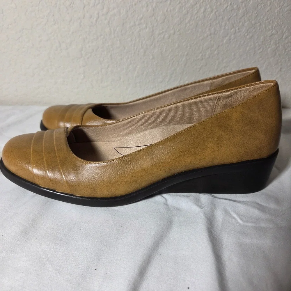 LifeStride Soft System Tan Faux Leather Wedge Pumps Pleated Round Toe 8.5M
